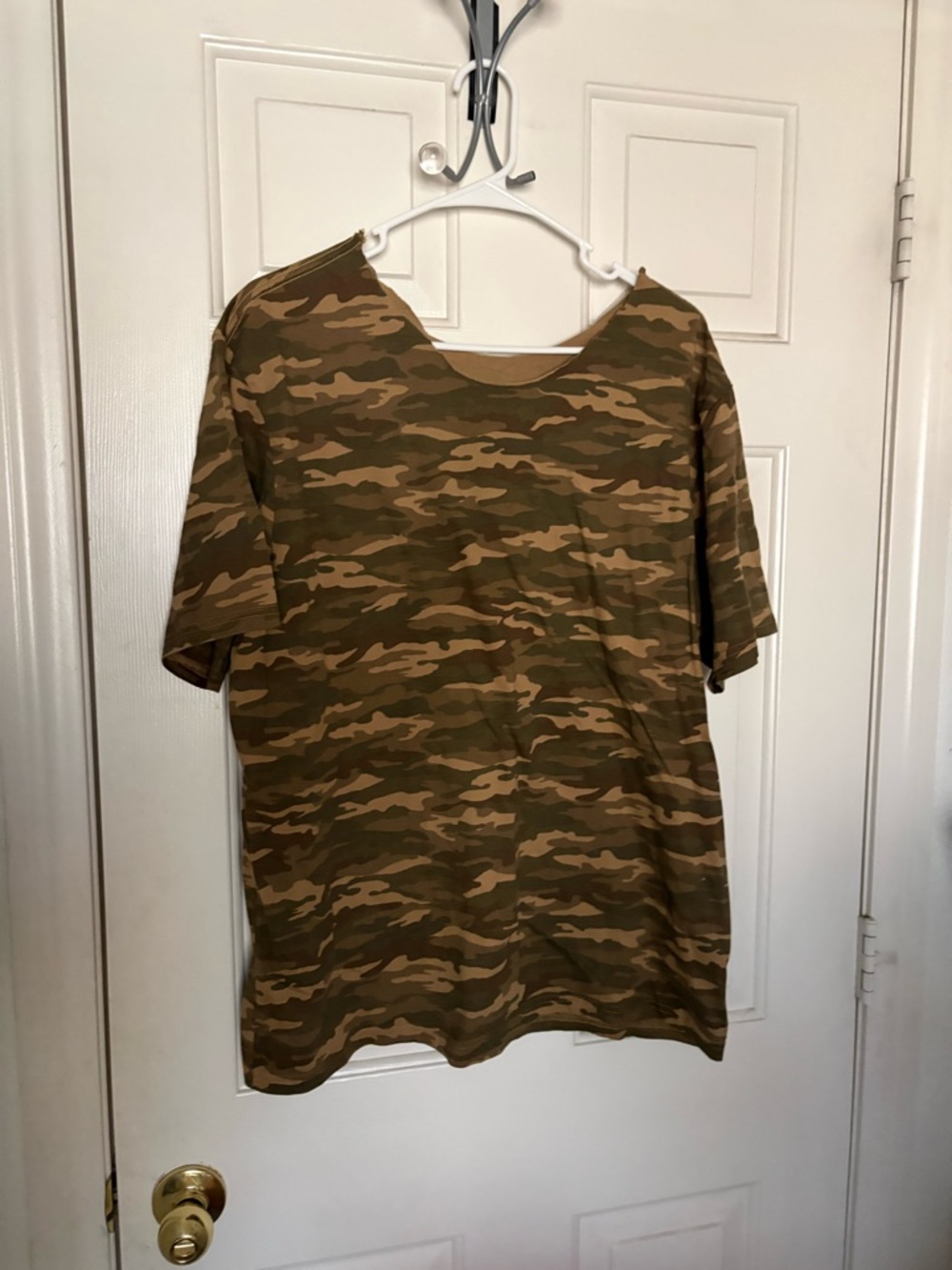 Men's Camo Cut Off the shoulder  Short Sleeve T-Shirt - Olive/Tan